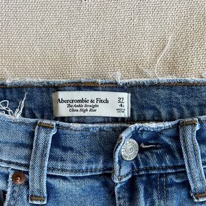 Abercrombie & Fitch Ultra High Rise, The Ankle Straight Curve Love Jeans